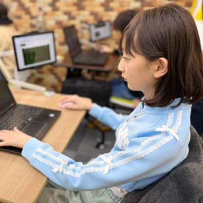 集中力は正しい姿勢から。画面を見つめる真剣な眼差しを応援。