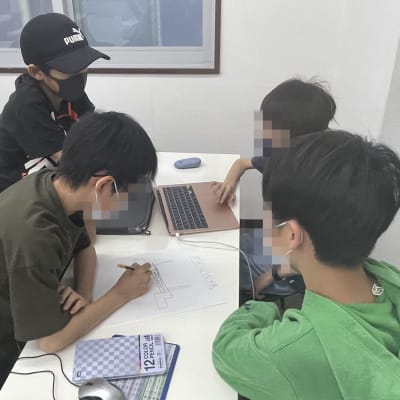 【初級１コース】男子チームもしっかり向き合って相談中！プログラミング開発の前にみんなで設計を考えます！