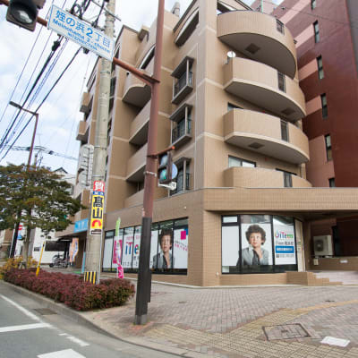 こちらのビルの1階です