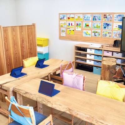 教室内のテーブルとフローリングは「やわらかく、サラッとした肌触りの桐（きり）」を使用しています。