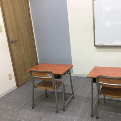 小学校の机で姿勢正しくレッスンに取り組んでいます。