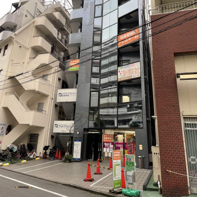 お蕎麦屋さんの向かいの第一松岡ビルの３階です！