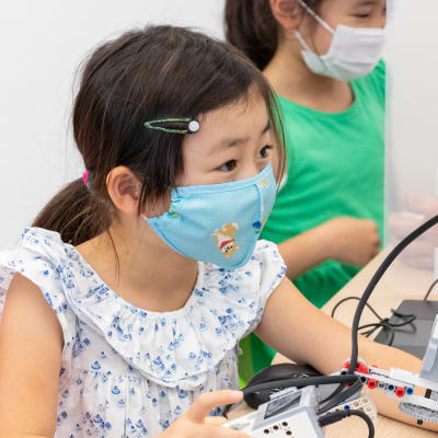 ロボットの動きをよく観察し、問題点を見つけます（撮影：2020年8月）