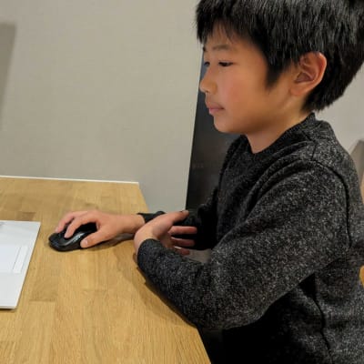 レッスンを受講する男の子