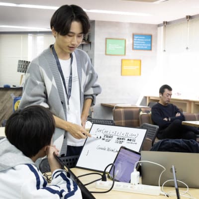 ホワイトボートを使って説明中