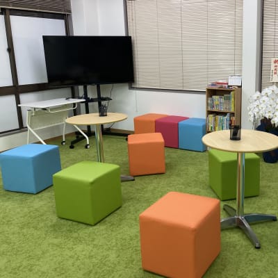 教室後方の観覧スペースです。お子様が楽しくリラックスできる空間です！