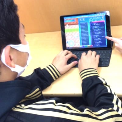 まずは、日本語のブロックで指示を出しますが、中学生にもなるとテキストコードを入力して、自分でステージを作成して他の人に共有している生徒もいます。誰でも他の人が作ったステージで遊ぶことができます。