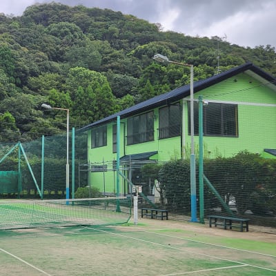 施設内にはテニスコートが5面　会員さんやスクール生さんがテニスを楽しんでいます。 もちろん　ジュニアテニススクールもありますよ。