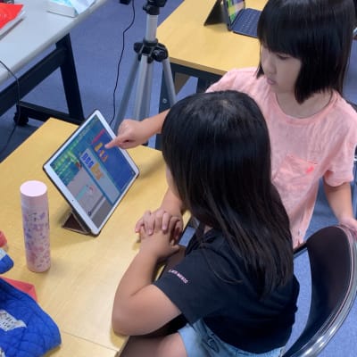 レッスン中、難しいところを教え合って仲良く勉強しています。