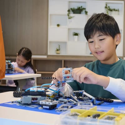 自分で組み立てて、自分で動かす。少人数制だからできる丁寧なサポートでしっかりチカラを身につけよう！