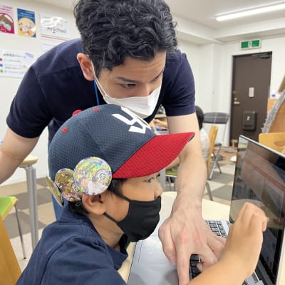 講師と共に楽しみながら創造します