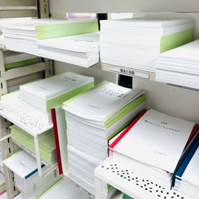 こちらが「仮説実験授業」で使う授業書。テーマは40種類以上も！