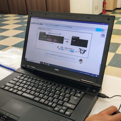 中学生からは世界で1番使われているジャバスクリプト言語を中心にホームページ制作やウェブアプリ制作で実践で学習します（プロ検対応）