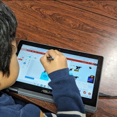 デジタルイラストを描く様子