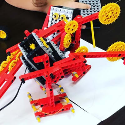 ロボット教室の様子でロボット同士で対戦している様子です。