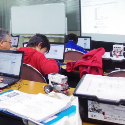 講師1名とアシスタント2名できめ細やかな指導を行う