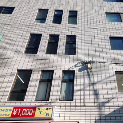 床屋さんの隣の階段からを上り2階です。無料体験できます！