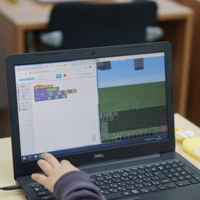 子供達に大人気のマインクラフトの世界とプログラミングがドッキング！