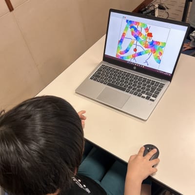 体験授業ではくすっと笑えるようなゲームを一緒に作成！