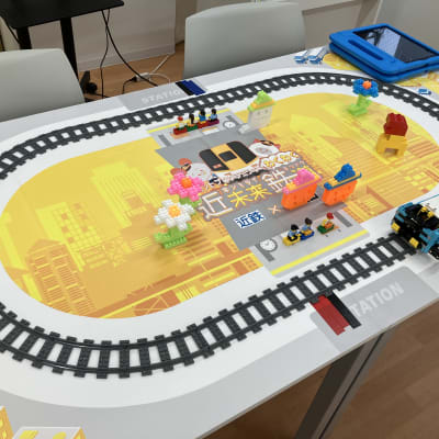 体験会では、線路の上で電車ロボットを走らせるよ！