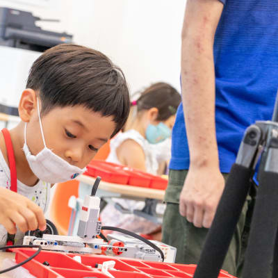 テーマに合わせたロボットを組み立て、基本的なプログラムを学びます（撮影：2020年8月）