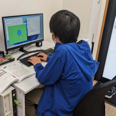 プログラミングレッスンの風景　Pythonゲームプログラミング講座を受講中。