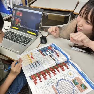 神宮_①講師がそばで教えている様子2