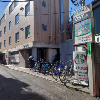 スクールIE不動前校へお入りください！プログラミングについての質問も大歓迎です。