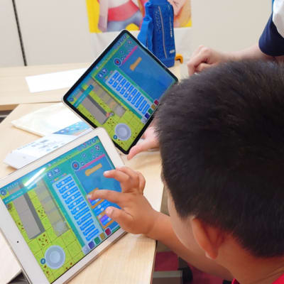 その子に合わせたレッスンでコーチと一緒に楽しく学びます