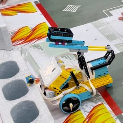 毎週新しいロボットを作り、プログラミングでミッションに挑みます！