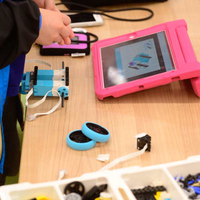 モーターやセンサーなど、珍しいパーツが入っています。