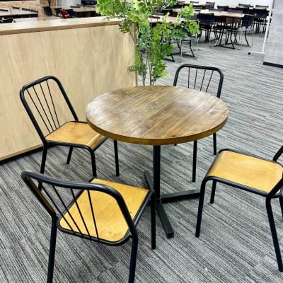 保護者の待機スペースです。ソファー席もございます。たまにお昼ご飯を食べている生徒もいます