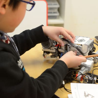 【小学３年生以上：ワールドロボティクス】プログラミング教材「EV3」を使い、論理的な思考力を養います。