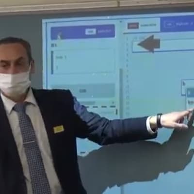 コードプログラミングクラスの教材「BSD Education」を使用したカリキュラムは、ユニバーサルキッズキャンプ教室のほか、学校での出張授業を実施しています。