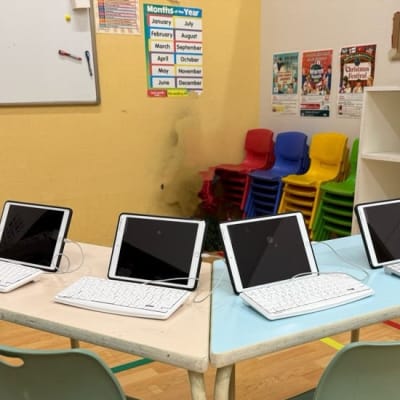 タブレットを使用してコーチと一緒に楽しく学んでいきます。