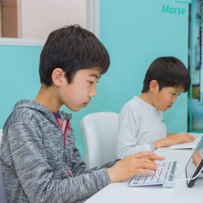 これから必須である、タイピングレッスンも実施中。大切なホームポジションを覚えていただき、タイピングのスコアも出ますので、楽しく競い合いながら成長していきます。