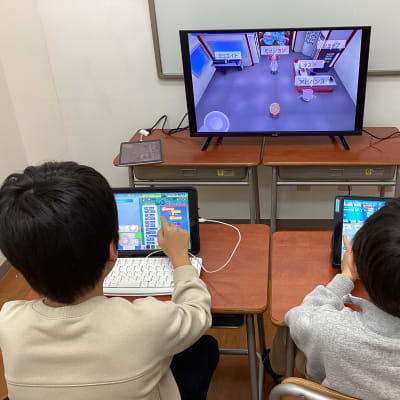 タイピングとクリエイトのプログラミングを組んでいます。小学校２年生と小学校５年生の他学年で楽しく学んでいます。