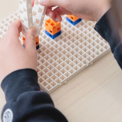 STEAM教育コースではブロックを使いものの仕組みを学びます