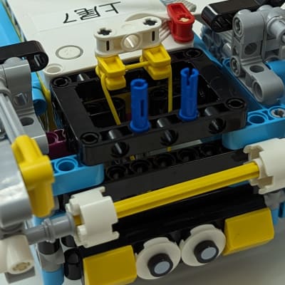 生徒が作成したロボットです！早く組み上げて改造する事が大好きな子もいます！