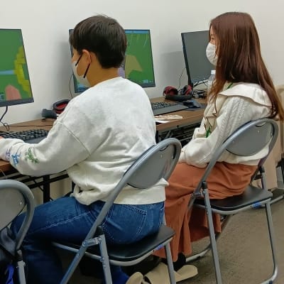 パソコンをさわるのがはじめてでも大丈夫。頼れる先生が、一人ひとりの”できた！”を応援します。