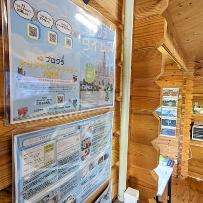 資料は壁に配置して見やすくしています。