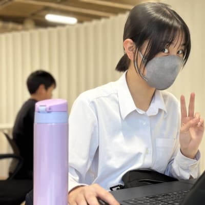 カメラを見つけて楽しそうな生徒