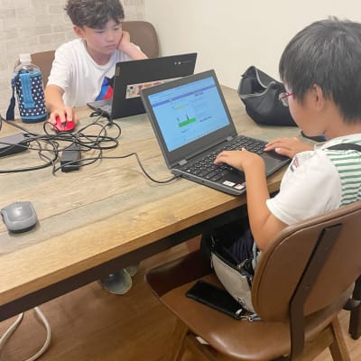 学校以外の友達もでき、お互いのプログラムを見せ合ったり、教えあったりすることもできます。