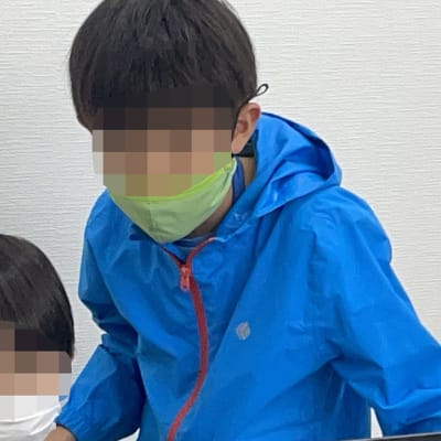 【初級１コース】入会間もない生徒さんには、先輩が先生の代わりに教えてあげます！これもチームで行うレッスンのひとつ！先輩も教えることで知識が深まり一石二鳥！