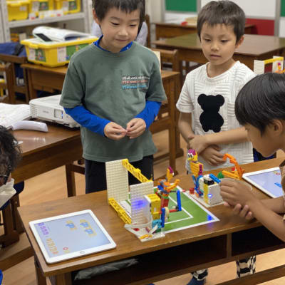 Kicksコースの授業の様子。作品やプログラムに改良を加え、試行錯誤を繰り返しながら、理解を深めます。