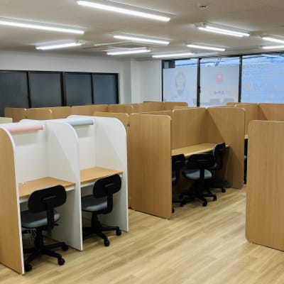 教室には自習用のスペースもございます。早く来た場合や、お迎えを待つ場合など、こちらでお待ちいただくことも可能です。