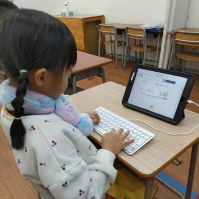 「先生、私もずいぶん上手になったでしょ、タイピング」