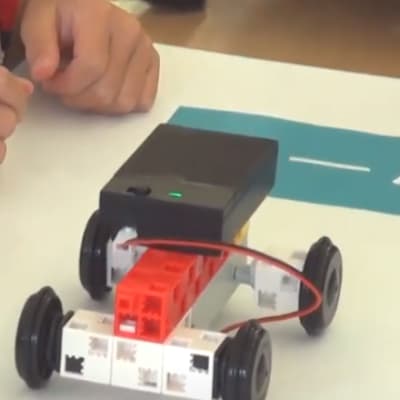 モーターやギヤを使って36種類の仕組みを利用したロボットを組み立てます