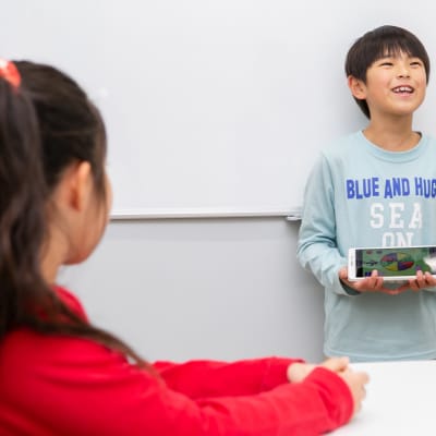 自分の作品をみんなの前でプレゼンします。