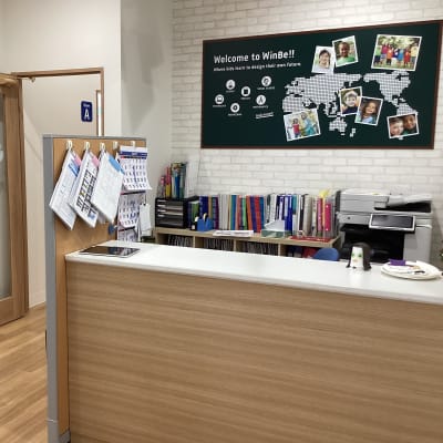 WinBeのカウンターです。生徒さんの待合スペースもあります。